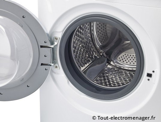 Hublot ouvert sur lave-linge