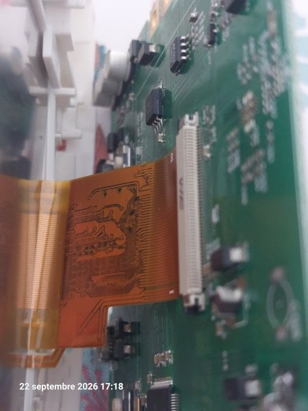 vu de l'autre cot&eacute; du connecteur d'&eacute;cran, il faut appuyer legerement sur les 2 petits connecteurs noirs de chaque cot&eacute; avec un mini tournevis, NE SURTOUT PAS TIRER