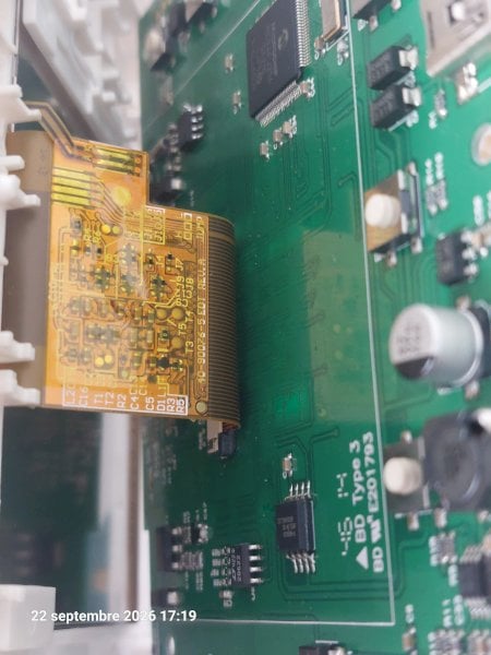 Acces au connecteur d'ecran, ETRE TRES PRECAUTIONEAU