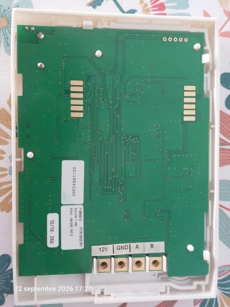 Carte dans son support (vis enlev&eacute;), attention au cablage, prendre une photo avant !